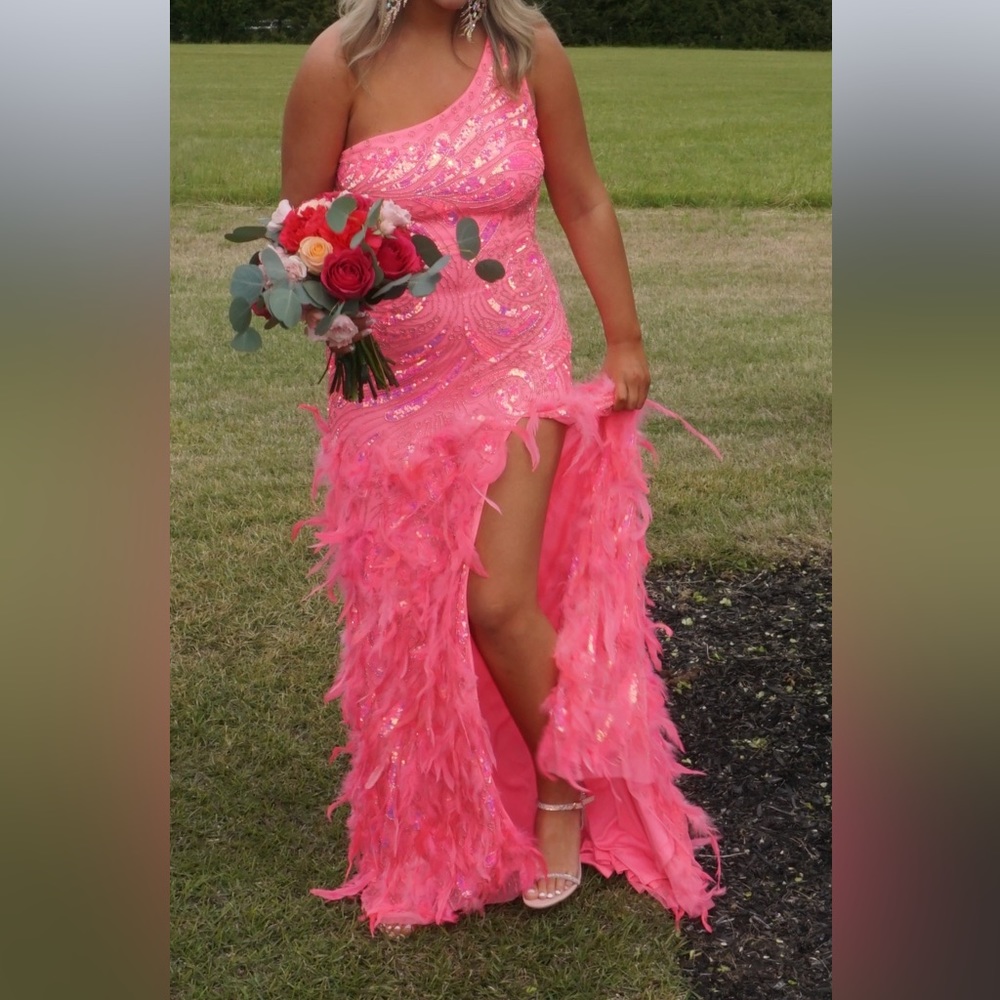 Beautiful dress - Picture 4 of 5